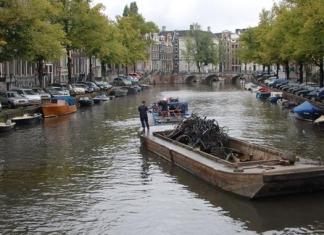 Как много велосипедов попадают в каналы Амстердама?